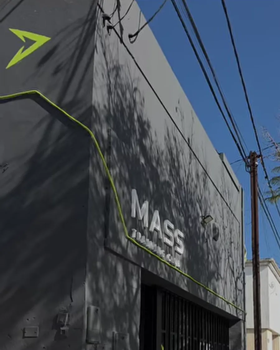 Fachada del local de MASS Training Club, con el cartel y el isotipo